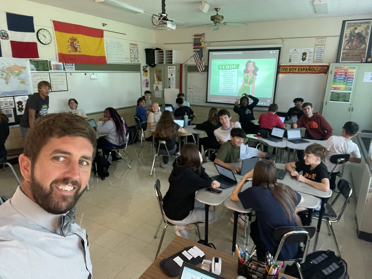 senormarkmac's tweet image. Español 2 is catching the #bowtietuesday wave! #wearemehlville