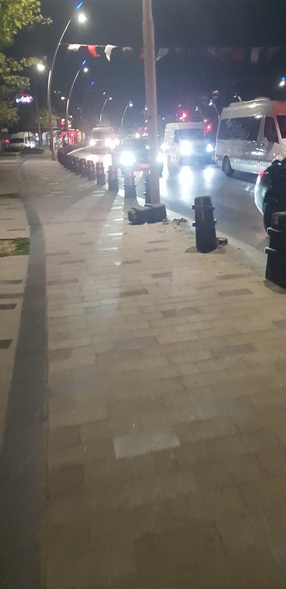 Günlerdir düzeltilmeyen,  sahadaki ekiplerin hâlâ görmediği bu mantarları umarım şimdi görmüş olursunuz <a href="/beylikduzubeltr/">Beylikdüzü Belediyesi</a> <a href="/istanbulbld/">İstanbul Büyükşehir Belediyesi</a> 
Şahsen bu görüntü kirliliğinden,  kaldırıma park etmiş araçlardan çok rahatsız oldum.

Beylikdüzü 
#ulaşım