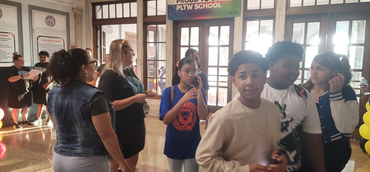 STEMatBlodgett's tweet image. Welcoming Syracuse STEM scholars to the building to start a successful school year! So glad to see all of you!! #GoSTEMLions #SCSDSuccess @STEMatBlodgett @SyracuseSchools