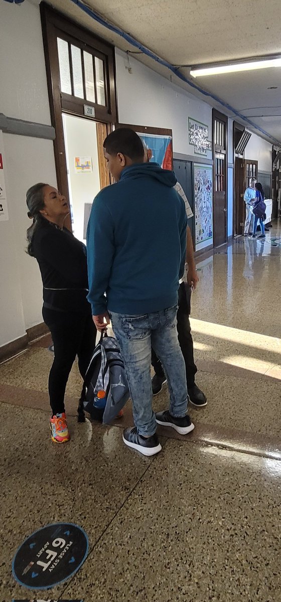 STEMatBlodgett's tweet image. Welcoming Syracuse STEM scholars to the building to start a successful school year! So glad to see all of you!! #GoSTEMLions #SCSDSuccess @STEMatBlodgett @SyracuseSchools