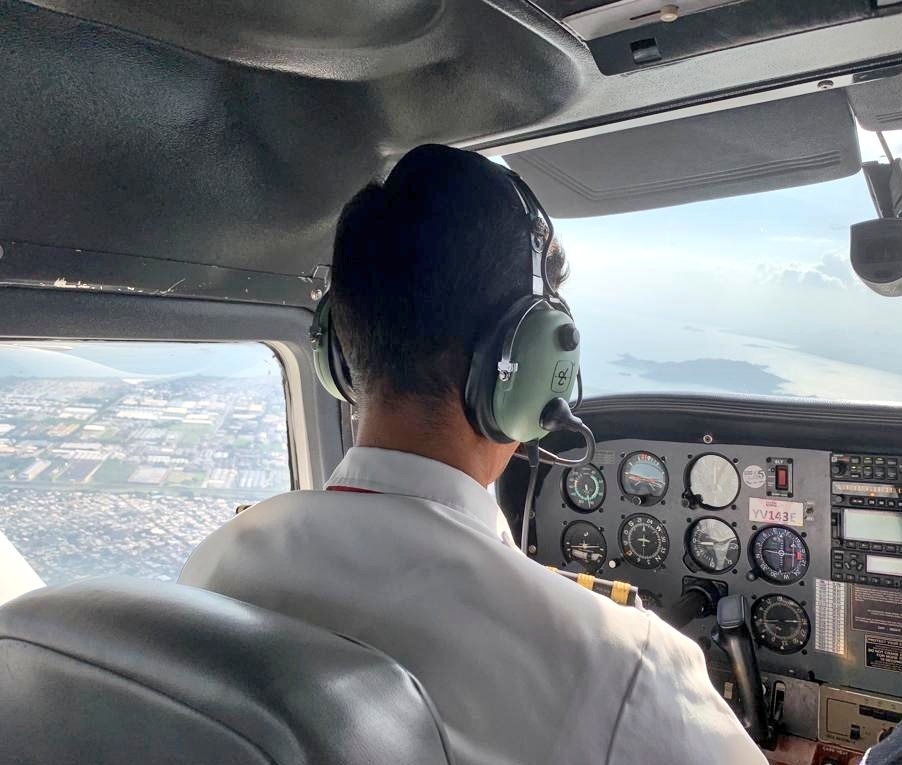 #6Sep || Con la finalidad de demostrar los conocimientos obtenidos en tierra, alumnos Pilotos Comercial de la promoción N° 77 del <a href="/CiacVzla/">CiacVzla</a> realizan planificación de vuelo real en su fase de práctica de maniobras 🛩️🇻🇪.

#EmprendeEnVenezuela