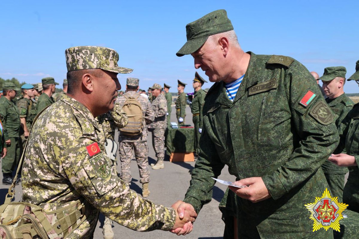 TheGreyPatriot_'s tweet photo. 🇰🇬🇧🇾🇷🇺 Kyrgyz contingent during today's award ceremony as part of ongoing CSTO joint exercises "Combat Brotherhood-2023".
#Russia #Belarus #Kirghizistan #Kyrgyzstan #Kyrgyz #Army #Military #Training #CombatBrotherhood2023 #CSTO #ODKB #Today #Awards https://t.co/06Lj1QXbUt