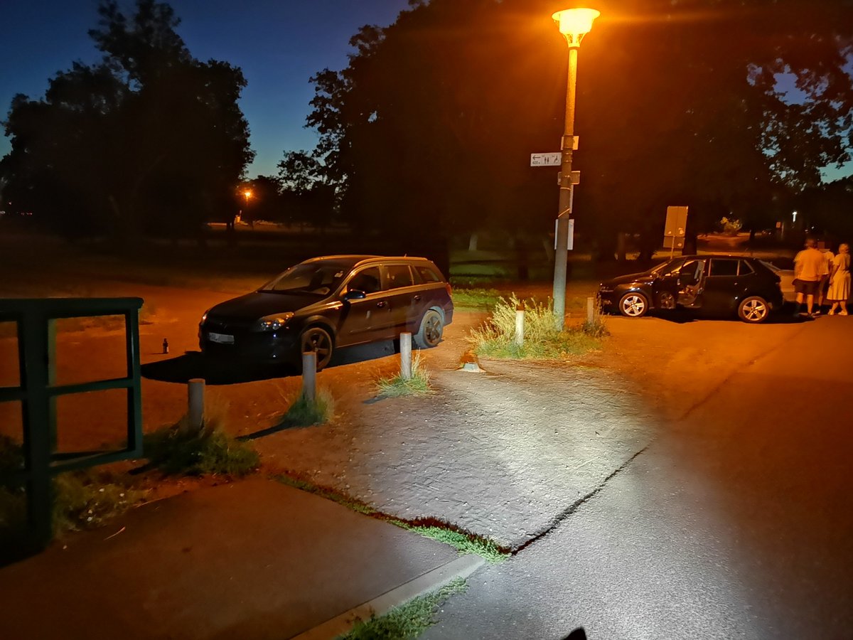 EinRobert1's tweet photo. Na klar ... wo auch sonst was @Ottostadt?!

Parkweg abgepollert, #Rotehornpark am #AdolfMittagSee #Magdeburg.

@ottoparkt @fussverkehr_de @gruene_future @spd_magdeburg @dielinkemd @FDP_Stadtrat_MD #srmd #Grünanlagensatzung https://t.co/me31ZVjKe7