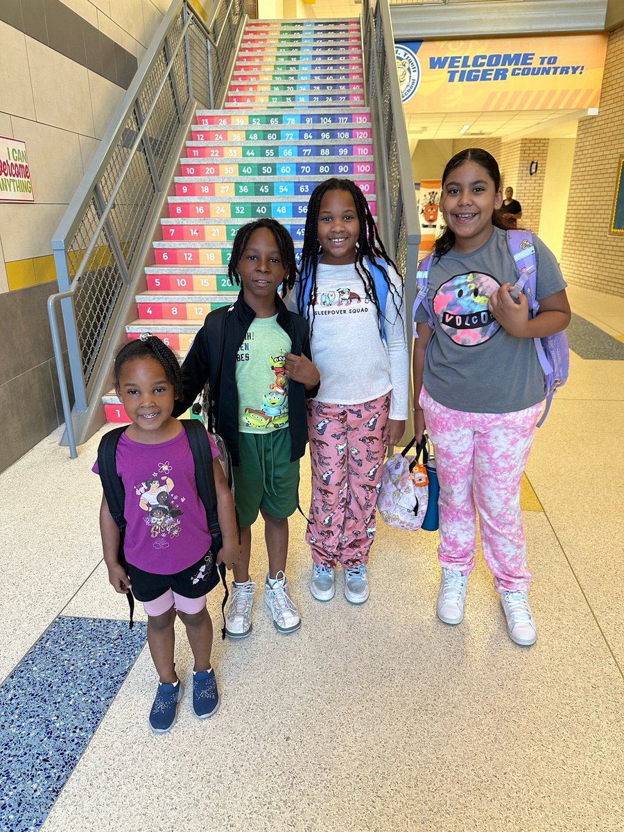 Padilla_AA's tweet photo. Truett Tigers are showing up! #SeptemberAttendanceAwarweness month 💙💛! https://t.co/yzkZ4WRenT