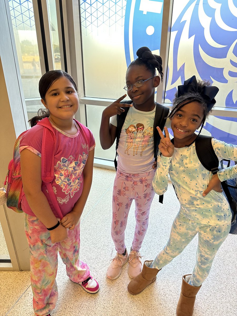 Padilla_AA's tweet photo. Truett Tigers are showing up! #SeptemberAttendanceAwarweness month 💙💛! https://t.co/yzkZ4WRenT