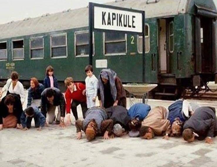 1989'da Bulgar Todor Jivkov zulmünden kaçabilen Türkler, ülkeye vatan toprağını öperek böyle girmişlerdi. Hepsinin eğitimi ve mesleği vardı. Hiçbiri maaşa bağlanmadı, Hastanelerde bedava tedavi olmadılar. Bir çoğu uzun yıllar çadırlarda yaşadılar. Hepsi çalışıp vergisini ödedi...