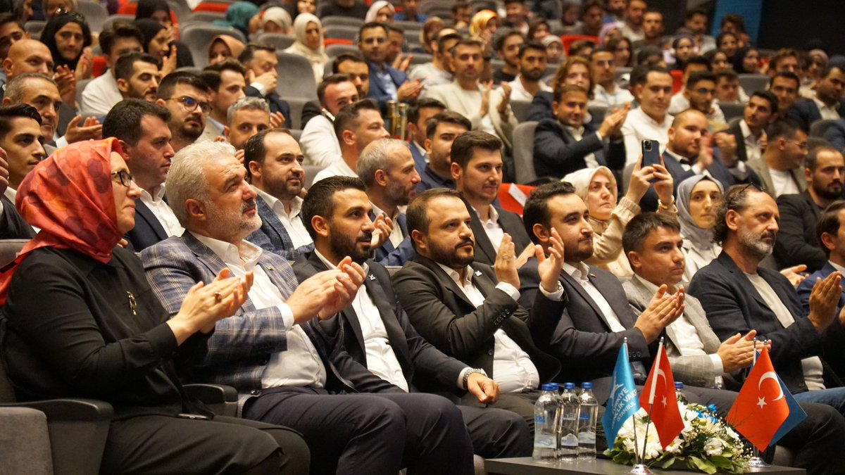 ibrahim_besinci's tweet photo. 📍İstanbul

İstanbul’un manevi ikliminde doğup; bir rehber, ideal ve fikir yolunda gür sesimizle Hak’kı haykırmaya devam ediyoruz!💪🏻

Bu kutlu davada başköşede yerini alan @tugvaistanbul’un 5. İl Olağan Genel Kurulu’nu gerçekleştirdik. 
 
Bugüne kadar vermiş olduğu emeklerinden ötürü önceki dönem İl Temsilcimiz Emrullah Şanlan’a teşekkür ediyor, yeni dönemde görevi devralan Beytullah Çiçen kardeşime ve ekibine Rabbimden muvaffakiyetler diliyorum.

Yeni yönetim kurulumuz İstanbul’un aziz gençliğine hayırlı, uğurlu olsun.

#İşimizGücümüzGençlik
