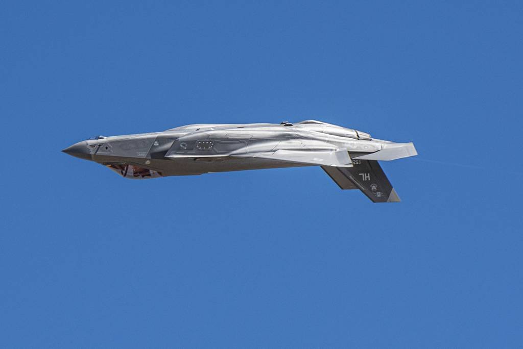 StephenLosey's tweet photo. NEW on @defense_news: Deliveries of new F-35s loaded with latest TR-3 upgrades might not happen until June 2024; could mean almost a year without new F-35 deliveries. Including comments from @ACC_Commander Gen Kelly and Lt Gen Jim Slife from #DNConf: https://t.co/U0FzjU4pBO https://t.co/q6YzXKJKbS