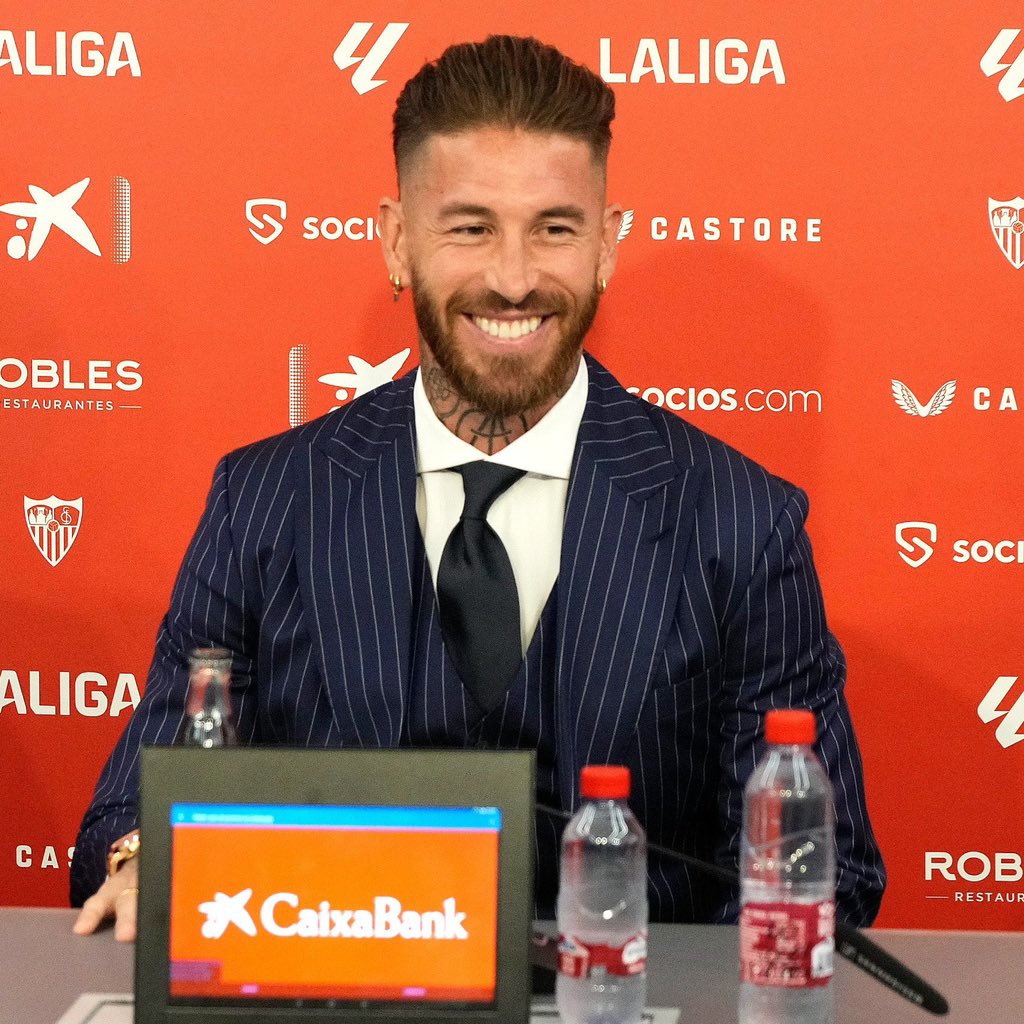 SprintDeRakitic's tweet photo. Cuando el club hace algo bien también se tiene que decir, muy buena presentación.

Y sobre Sergio Ramos, emotivo, me creo sus disculpas, sus lágrimas y sus ganas de defender esta camiseta.

@SevillaFC ❤️ @SergioRamos https://t.co/rSw2haRBN6