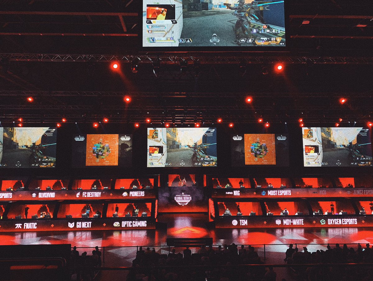 CharlieGamerMan's tweet image. Slacking off already. ALGS Champs Day 1 🤠