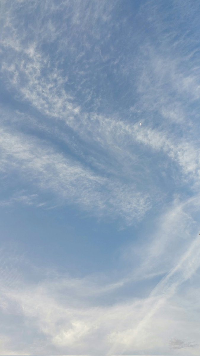 derekshirlaw's tweet photo. Collecting #clouds today. Loved the way these #cirrocumulus(?) swoosh around and appear to capture the Moon this morning. https://t.co/byQbwoOhxS