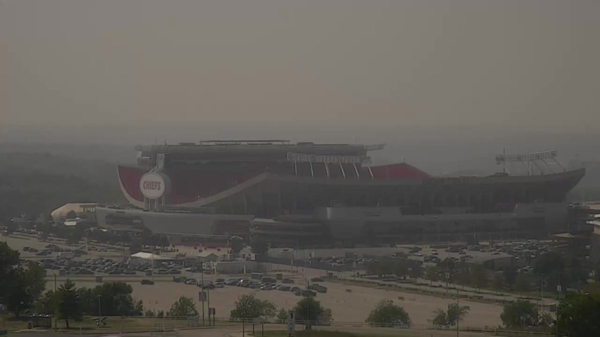 KSHB41's tweet photo. Smoke from Canadian wildfires has enveloped the Kansas City area, leading to poor air quality, hazy skies and the smell of smoke.
https://t.co/nV2D9XMvNv https://t.co/id368hJSkw