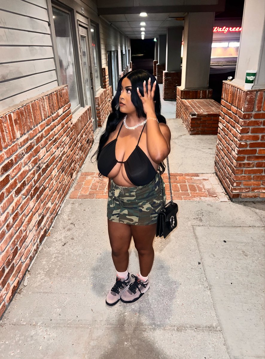 Robintoofine1's tweet photo. #melanin #baddie #bigboobs #THICK 
#naturalthickgirlsmatter

My haters just really be wanting a kiss 💲 https://t.co/T5lYuR0Yqz