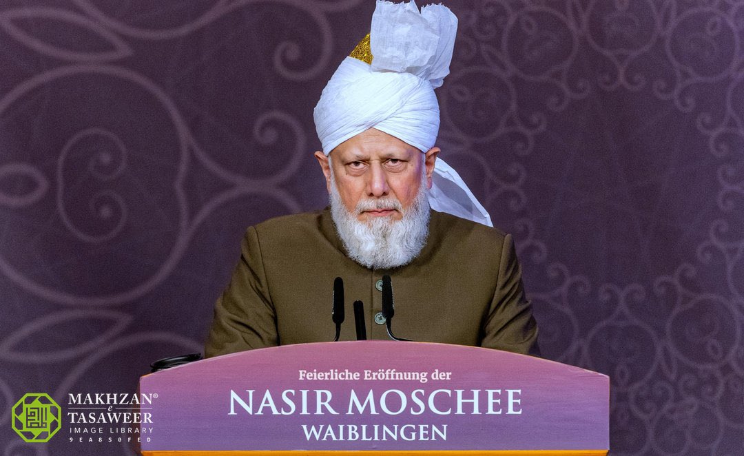 makhzanteam's tweet photo. Hazrat Khalifatul Masih V (aba) delivering the keynote address at the Inauguration Reception of Nasir Mosque, Waiblingen, Germany — 5 th September 2023
#KaliflnDeutschland #CaliphlnGermany https://t.co/wSt5GJSywI