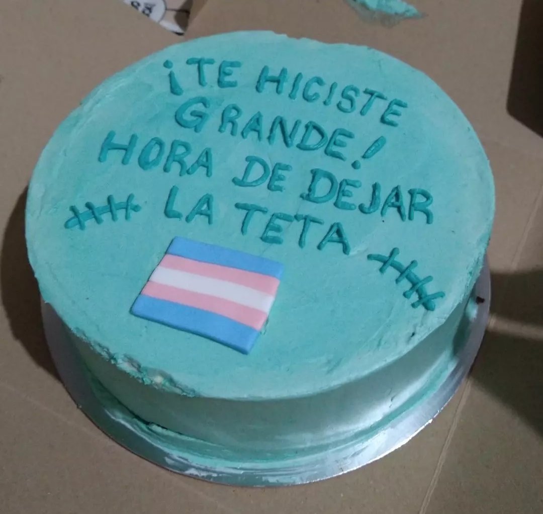 Encontré la foto de la torta que me regalaron mis amigas cuando me operé.