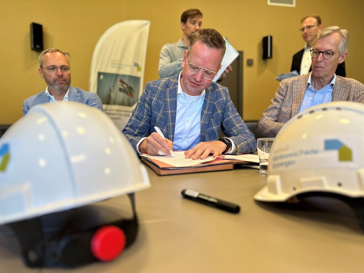 ArnoudGils's tweet photo. Vandaag hebben wij samen met Plegt-Vos en het IMG de handtekening gezet onder de samenwerkingsovereenkomst voor het Duurzaam Herstel. 
Hiermee is de aftrap gegeven om samen te werken aan duurzame oplossingen in het aardbevingsgebied. https://t.co/5FPYbz8ELg