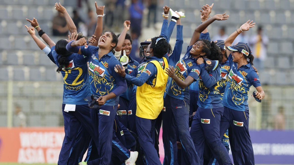 AzzamAmeen's tweet photo. Sri Lanka women make history with their first-ever T20 series win against England! 🏏🇱🇰 Kudos to the incredible Chamari Athapaththu, the Queen of Sri Lanka Cricket, and her team for this remarkable achievement! 👏👑 #SLvENG #Cricket https://t.co/VxDu9iViA6