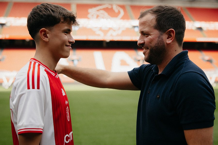 FMSLife_Off's tweet photo. [ #FM24 | #OutOfContextFM ]

📢Rafa Van der Vaart qui voit son fils signer pro au sein de @AFCAjax ! Encore un #Wonderkids à suivre !

Avouez que vous avez tous rêver d'avoir votre fils à FM dans votre academy ! Qui l'a eu récemment ? 

Dites nous tout en commentaires

#FootballManager #FM23 #WeAreTheCommunity