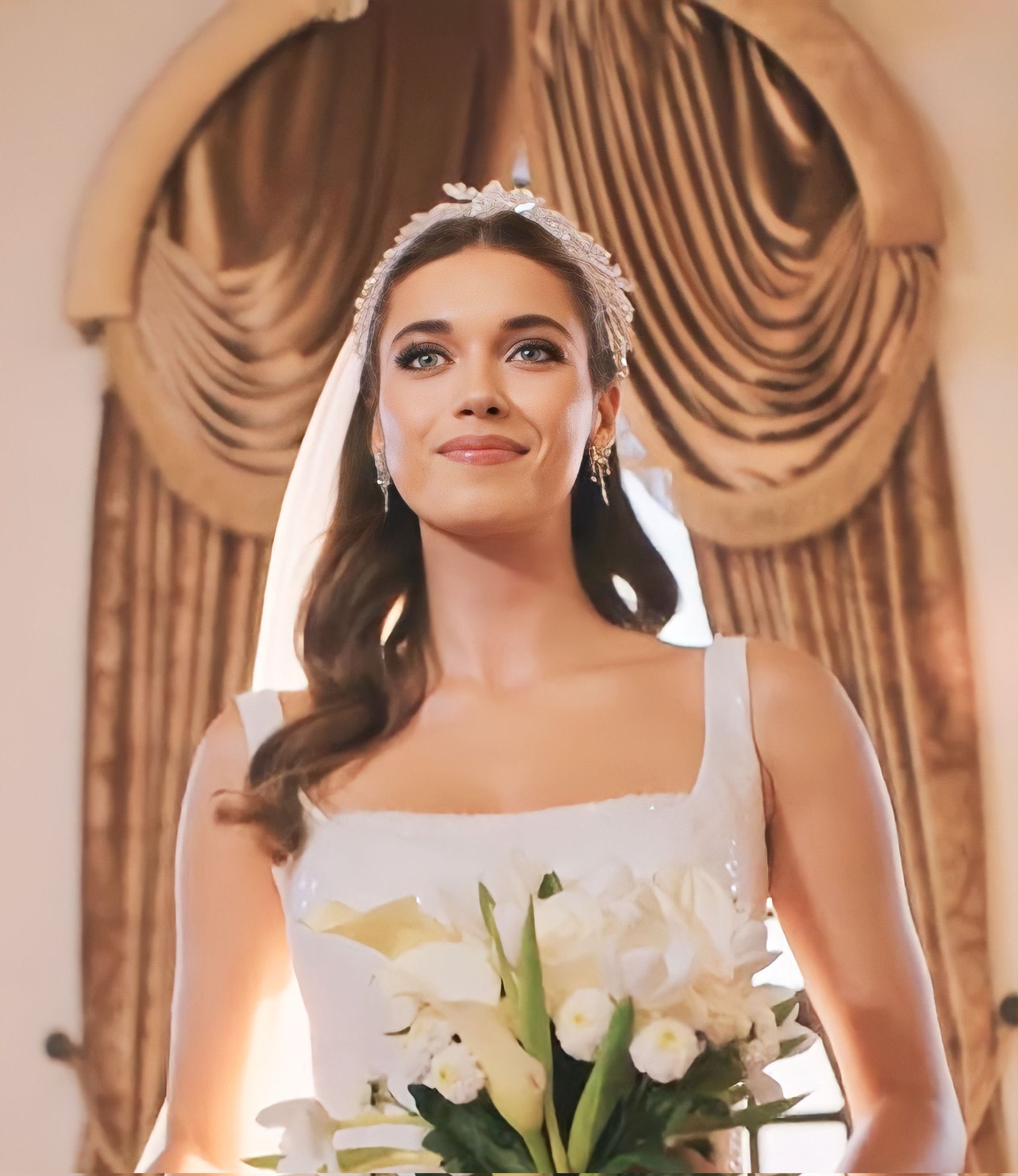 Afra Saraçoğlu World Fan Club on X: "The bride of the royal palace  👰‍♀️🤍✨🤏🏻 #Seyran #YalıÇapkını #SeyFer #AfraSaraçoğlu  https://t.co/uWGrYhkeir" / X