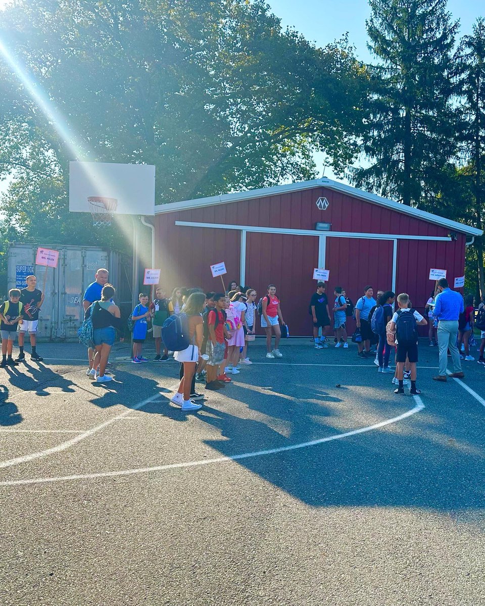 swsd_whs's tweet photo. What a beautiful day to start 6th grade ☀️ 🏫 happy first day of school! https://t.co/8eEflqr0UG