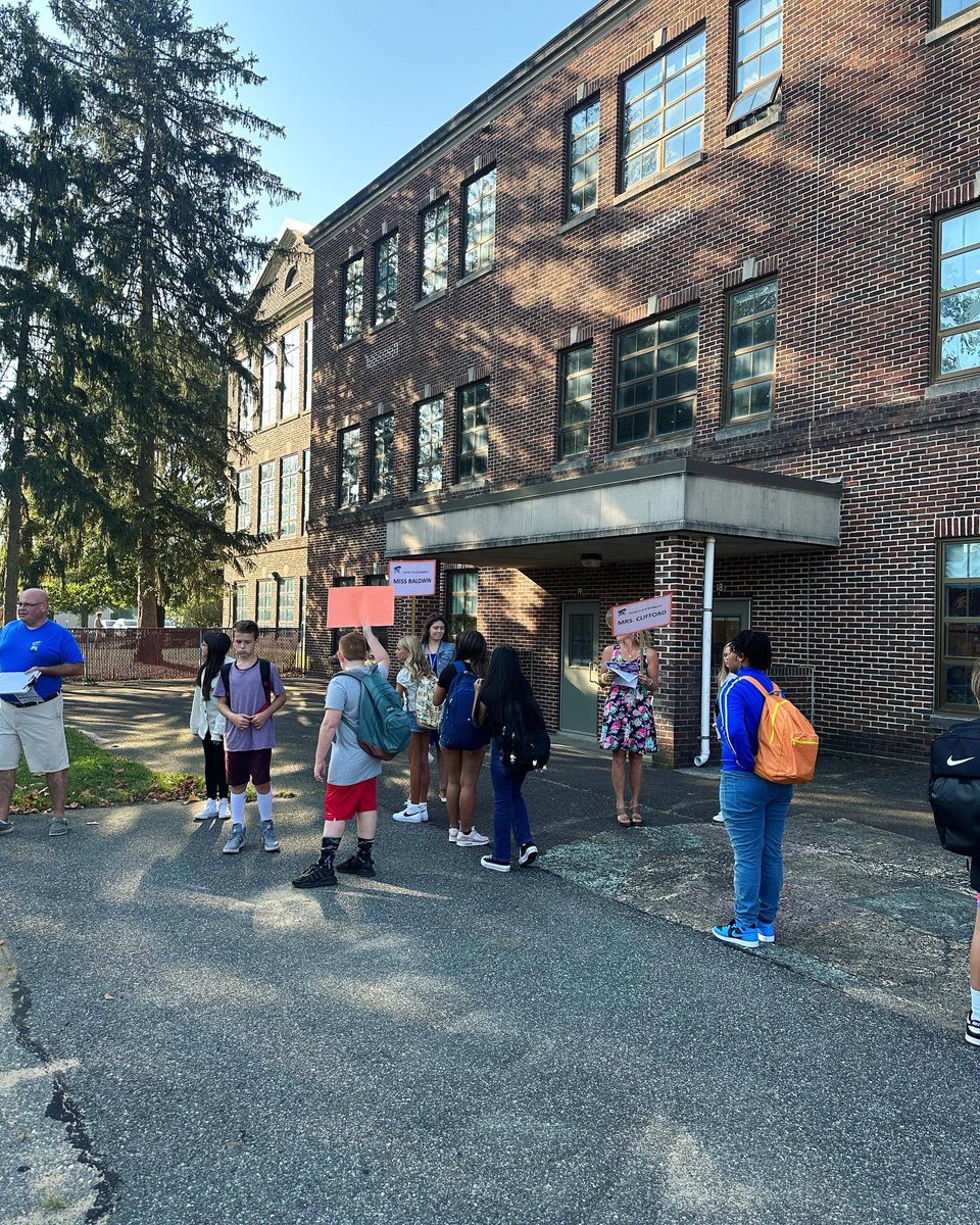 swsd_whs's tweet photo. What a beautiful day to start 6th grade ☀️ 🏫 happy first day of school! https://t.co/8eEflqr0UG