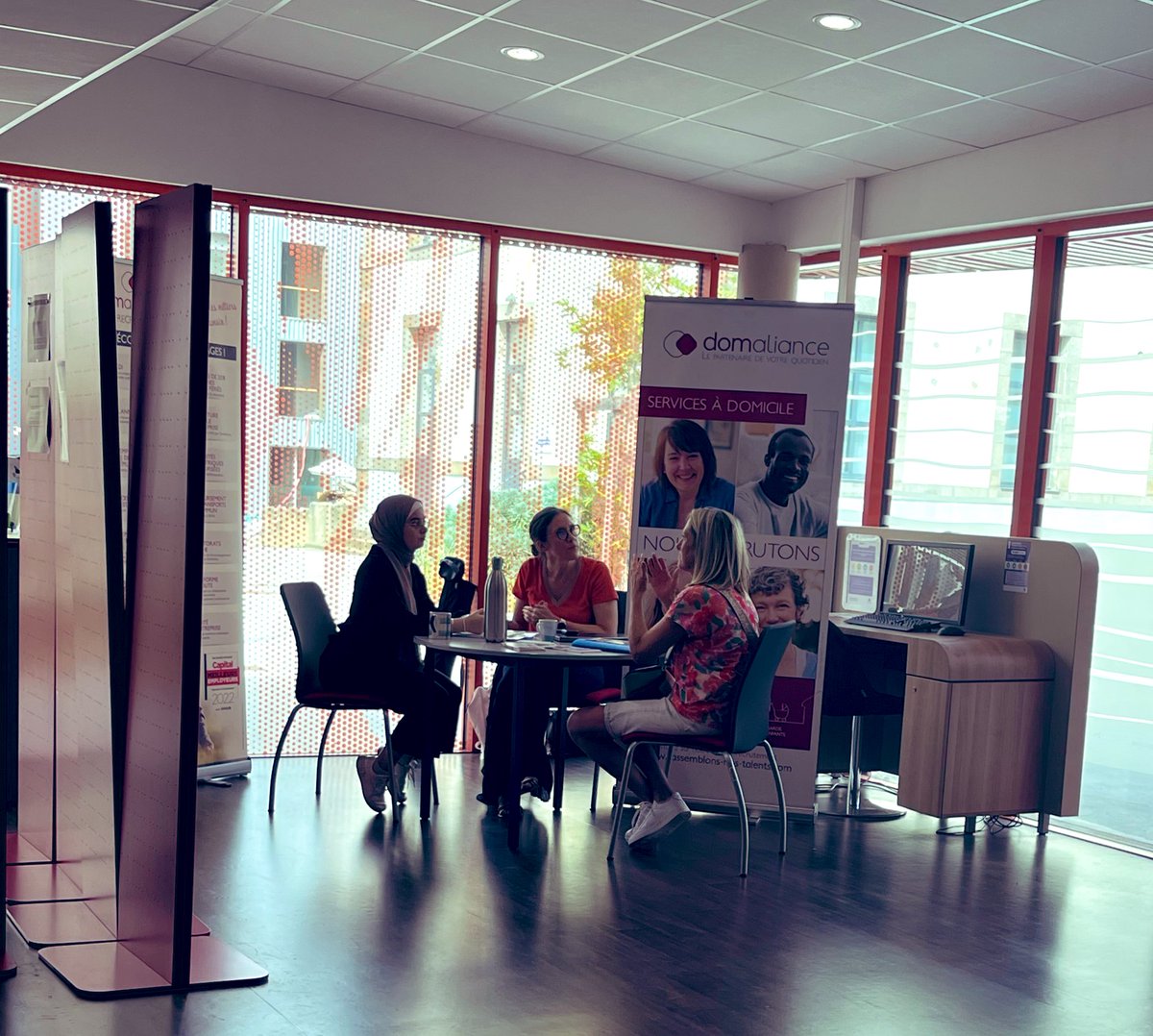 Aliyah_russia's tweet photo. Comment #recruter autrement 😉
✅ #Domalliance Laval a testé ce matin le « bar à offres » 👍🏼 
➡️Découvrir des métiers pour les Demandeurs d’emploi
➡️Créer du lien
➡️Rencontrer de nouveaux talents 
#poleemploi
#MetiersAideADomicile #Competences #Innovation #Conseil #Accompagnement https://t.co/2C4Hzn77VS