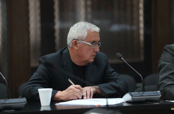 Eva Recinos, del Juzgado de Mayor Riesgo B, condenó al expresidente de Guatemala Otto Pérez Molina a 8 años de prisión conmutables por los delitos de fraude, cohecho pasivo y lavado de dinero en el caso #CooptacionDelEstado. La jueza también impuso una millonaria multa.