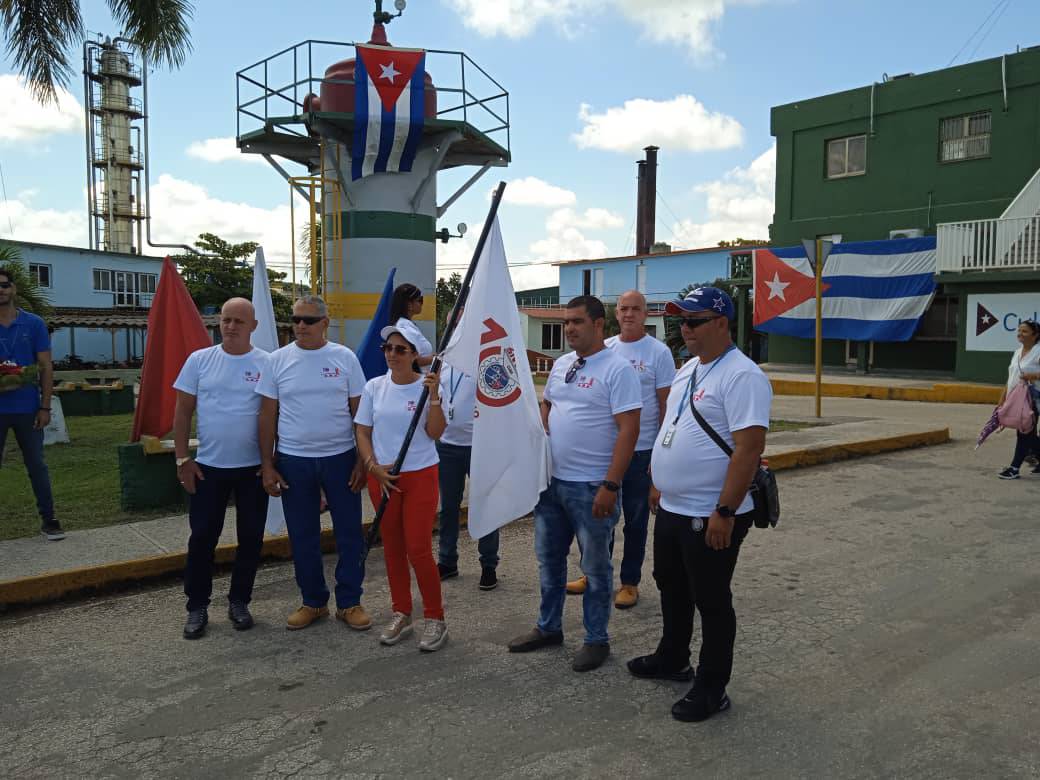 La bandera continuará su paso por otros sectores del SNTEM, visitó la Refinería Sergio Soto. #10moAniversarioSNTEM #PorCubaProductivosYEficientes #SanctiSpíritusEnMarcha