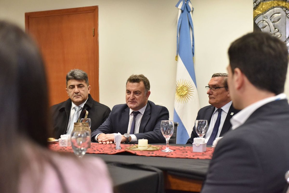 SimonPadros's tweet photo. El directorio del #IPAAT fue recibido en la @LegislaturaTuc por el legislador @raul_albarracin, quién hizo un público reconocimiento a la labor realizada por esta institución a lo largo de sus 10 años de existencia.
Vamos por ➕️ https://t.co/MdASCsuJO9