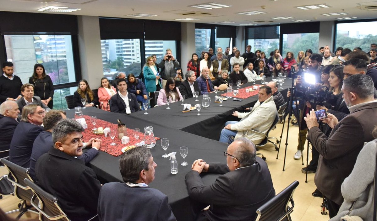 SimonPadros's tweet photo. El directorio del #IPAAT fue recibido en la @LegislaturaTuc por el legislador @raul_albarracin, quién hizo un público reconocimiento a la labor realizada por esta institución a lo largo de sus 10 años de existencia.
Vamos por ➕️ https://t.co/MdASCsuJO9
