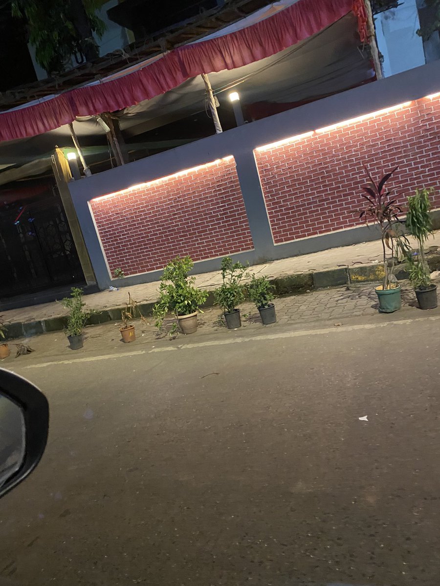 sidudeshi's tweet photo. @mybmc @MumbaiPolice putting pots on road allowed???? Location At tilaknagar chembur https://t.co/95tQF8naUy