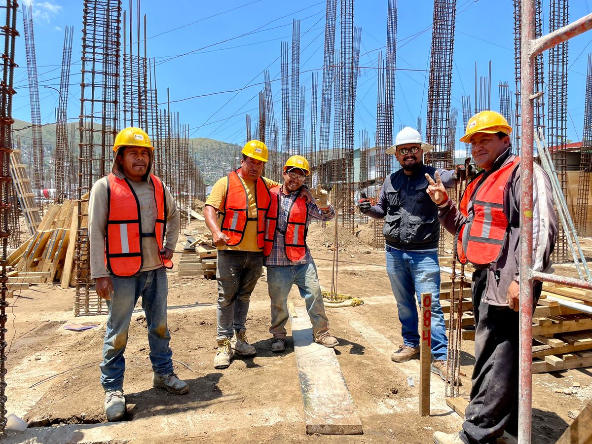 Renovamos la Central de Abastos de la ciudad de Oaxaca, #Oaxaca, para que comerciantes y población accedan a espacios públicos de calidad.

El secretario @MeyerFalcon supervisó los trabajos de este proyecto del Programa de #MejoramientoUrbano de casi 13 mil m2.

#OaxacaLate❤️