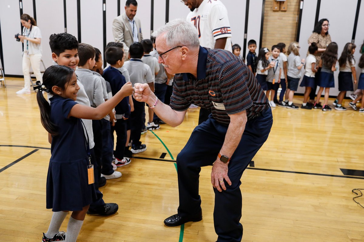 Congrats to Carmina Rosales from Daniel Burnham Elementary for being named a Chicago Bears #ClassroomLegends recipient powered by @CDWCorp! #DaBears LT @braxtonjones742 helped surprise Carmina w/ 4 tickets to the #GBvsCHI game this Sunday, pregame passes & $1K for her classroom.