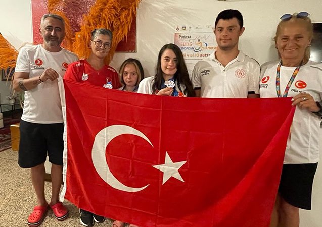 Milli yüzücü Ada Zehra Anlatıcı, İtalya'da düzenlenen Down Sendromlular Avrupa Şampiyonası'nda 200 metre kurbağalamada dünya rekorunun sahibi oldu.

"200 metre kurbağalamada altın madalya kazandım, çok mutlu oldum, İstiklal Marşı'mızı da okuttum." #ÇocuklarVatandır #AdaZehra