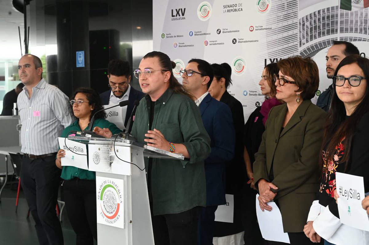 PatriciaMercado's tweet photo. Después de la experiencia que nos dejó la reforma #VacacionesDignas, seguimos escuchando las demandas por condiciones de trabajo digno.
Hoy, nuevamente junto a activistas, dimos a conocer la iniciativa de  #LeySilla.

Proponemos:

1. Que las personas trabajadoras deberán contar con sillas con respaldo para su descanso durante la jornada laboral, o descansos periódicos cuando la función solo puede hacerse de pie.

2. Que no se permita que sea obligatorio permanecer de pie toda la jornada laboral.

3. Que se establezca una multa a empleadores que incumplan estas disposiciones, así como la suspensión de actividades en caso de reincidencia.

Lo que planteamos a las empresas -principalmente comerciales y de servicios- es dar un trato digno a sus trabajadoras y trabajadores. 

¡Nada nos cuesta!