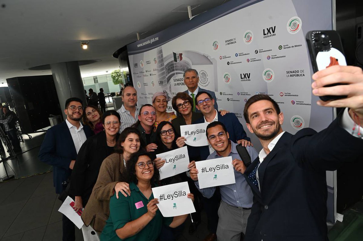 Después de la experiencia que nos dejó la reforma #VacacionesDignas, seguimos escuchando las demandas por condiciones de trabajo digno.
Hoy, nuevamente junto a activistas, dimos a conocer la iniciativa de  #LeySilla.

Proponemos:

1. Que las personas trabajadoras deberán contar