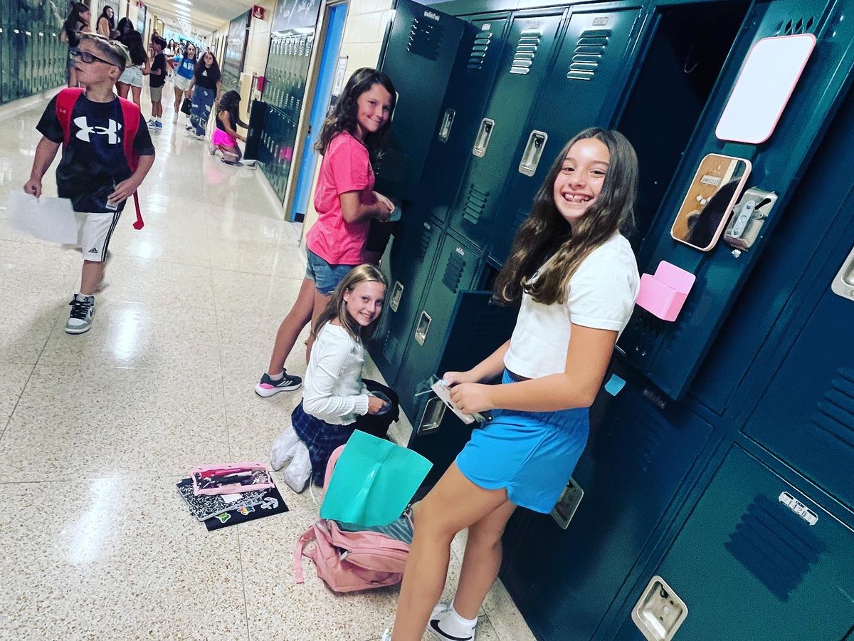 BeachStreetWI's tweet photo. Beach street was all smiles today!! Happy 1st day of school everyone!! #bsp #wiproud #1stdayofschool #greatfirstday #lockers https://t.co/hjHu3qrMbY