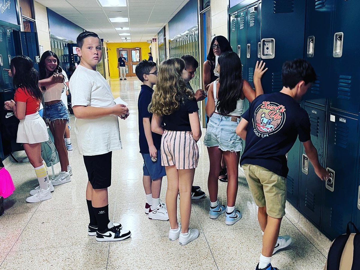 BeachStreetWI's tweet photo. Beach street was all smiles today!! Happy 1st day of school everyone!! #bsp #wiproud #1stdayofschool #greatfirstday #lockers https://t.co/hjHu3qrMbY
