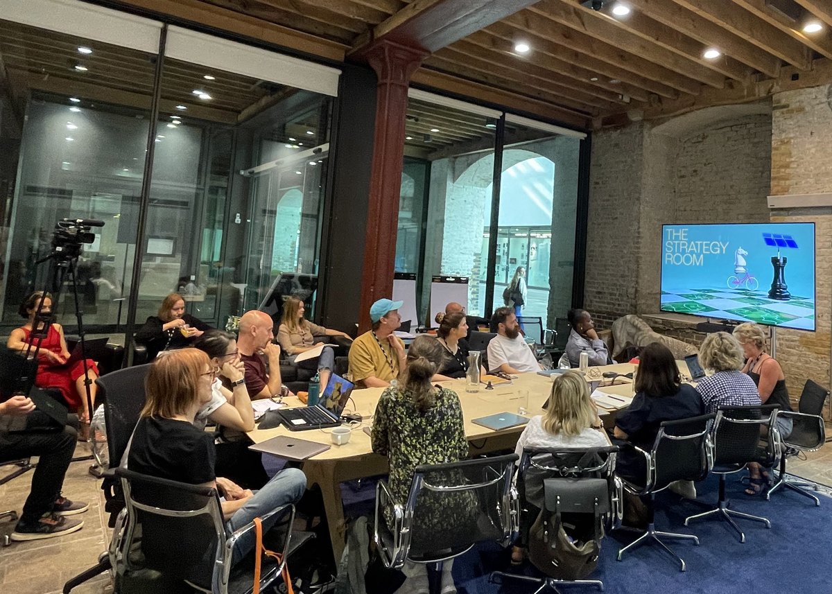 AKO Storytelling Institute (@ualstorytelling) on Twitter photo Day 3: How Change Happens - <a href="/Sue_Tibballs/">Sue Tibballs</a> <a href="/SMKcampaigners/">Sheila McKechnie Foundation (SMK)</a>, <a href="/CCDHate/">CCDH</a> & <a href="/TanyaOCarroll/">Tanya O´Carroll</a> <a href="/PeopleVsBigTech/">People vs Big Tech</a> in conversation + fellow presentations!
From 'Polyphonic spaces' & 'anchoring bias' to 'norm entrepreneurs' & 'digital rubbernecking' via social sorting experiment <a href="/xolabs/">Crossover Labs</a>💥 Day 3: How Change Happens - <a href="/Sue_Tibballs/">Sue Tibballs</a> <a href="/SMKcampaigners/">Sheila McKechnie Foundation (SMK)</a>, <a href="/CCDHate/">CCDH</a> & <a href="/TanyaOCarroll/">Tanya O´Carroll</a> <a href="/PeopleVsBigTech/">People vs Big Tech</a> in conversation + fellow presentations!
From 'Polyphonic spaces' & 'anchoring bias' to 'norm entrepreneurs' & 'digital rubbernecking' via social sorting experiment <a href="/xolabs/">Crossover Labs</a>💥