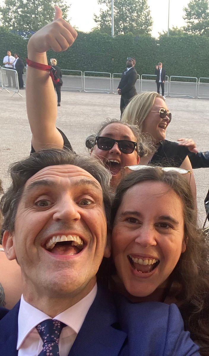 loonietart's tweet photo. When you are on a mission……. #SorryHelen #TooFunny #RedCarpetPhotobombing #NTA2023 #SorryNotSorry https://t.co/jGSSJeYLl6