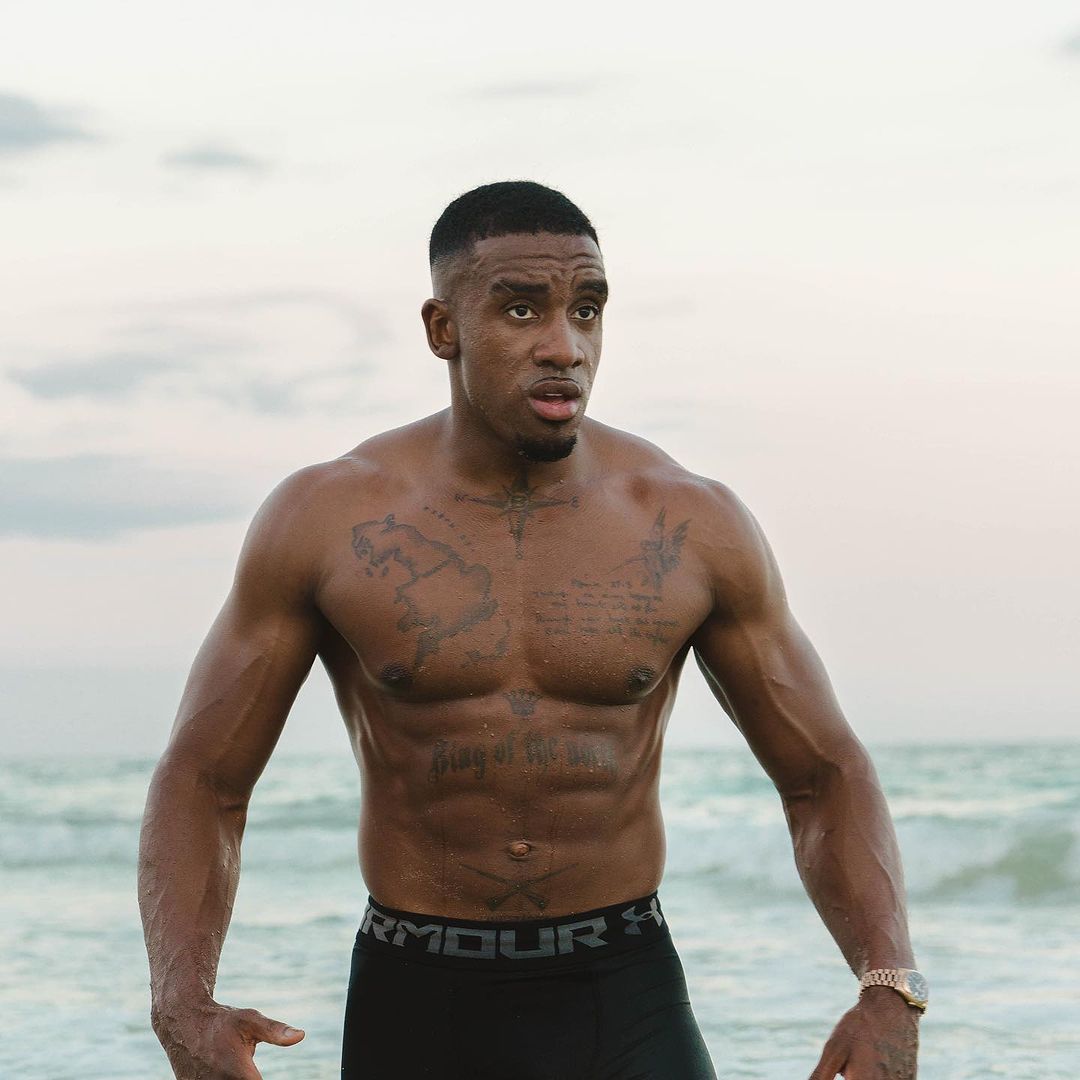 TheBugzyMalone's tweet photo. Doing up James Bond..

📸 Joel Eckel https://t.co/a4R1uWKgC6