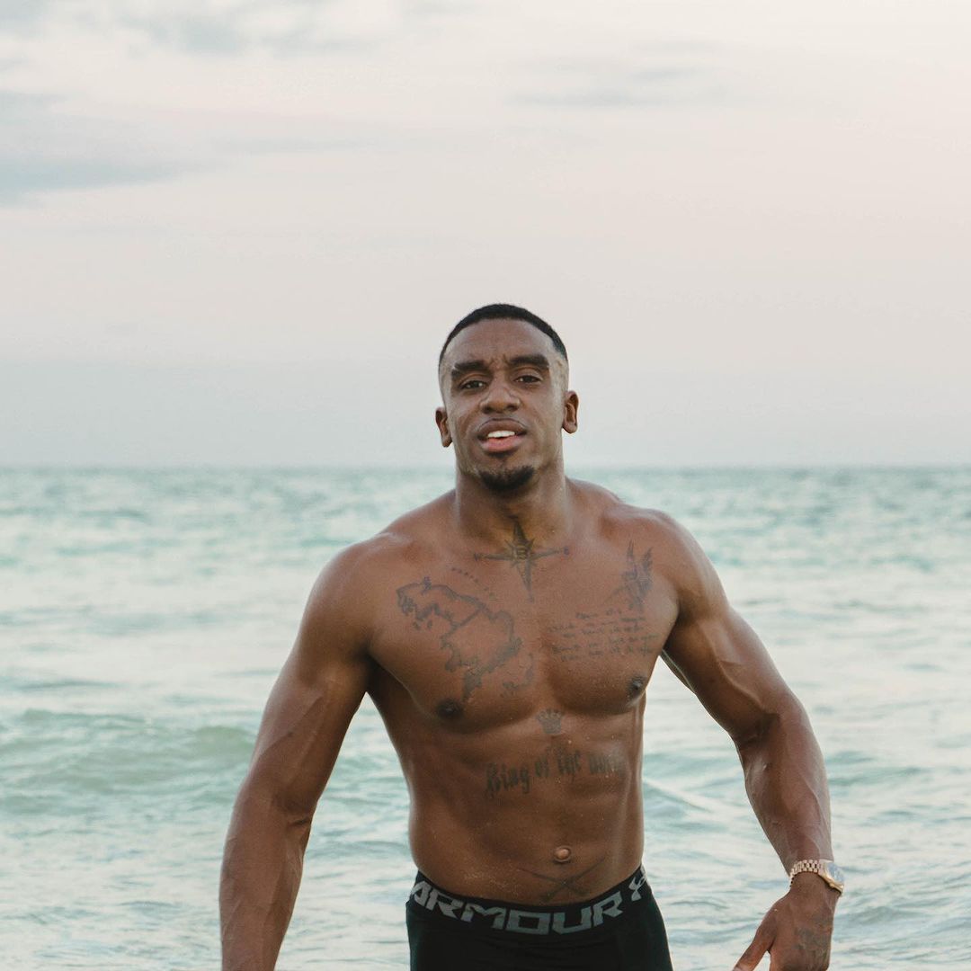TheBugzyMalone's tweet photo. Doing up James Bond..

📸 Joel Eckel https://t.co/a4R1uWKgC6