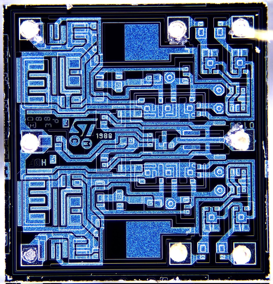 MacroWorld21's tweet photo. ST LM358N (1988) | Low-power dual operational amplifiers.
"After thirty-five years without seeing the light, now on Twitter" 😄
Enjoy. https://t.co/nXUOJrNDj7