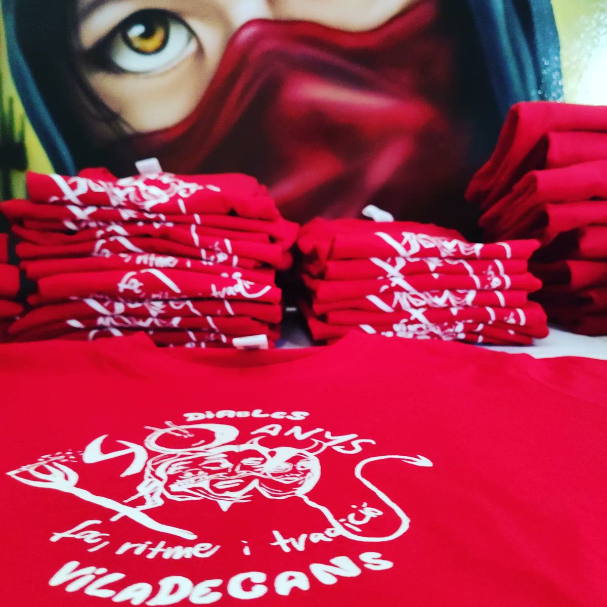 diablesdevila's tweet photo. VOLEU UNA SAMARRETA DEL 40è aniversari de la nostra Colla?? Doncs demà posarem paradeta a partir de les 19h a la plaça Europa (al costat dels tobogans)

Així que si voleu anar de gala al pregó de #fmviladecans veniu a comprar-ne!!

#40èdiablesdevila #diables #gegants #Viladecans https://t.co/xsCrRkNP56