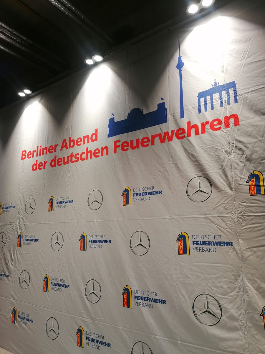 roda81's tweet photo. Ach, schön wars.
Vielen Dank @FeuerwehrDFV!
Und sogar meinen alten Jugendwart getroffen.
#Feuerwehrtwitter #Blaulichtfamilie #BOSBlase #Feuerwehr #Fireabend https://t.co/LPxh5sfC55