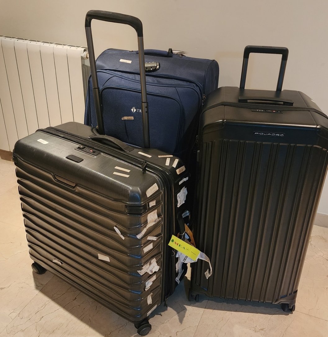 adibtohme's tweet photo. Fragmentées
Adib Y Tohme 
Trois grandes valises, trois destinations, trois personnes, le père, le fils et la fille cadette. Chacun sa route. Familles décomposées. La mère restée dans le pays, la fille ainée ailleurs. Séparation réelle. Rencontres virtuelles. Ils se retrouveront le temps des vacances. Ils ne reviendront probablement plus. D’autres affluent par milliers. Le pays change de civilisation. Le grand remplacement est là. Régression sociale. Familles fragmentées. C’est la tragédie du Liban d’aujourd’hui. Pour rester ensemble, il faut vivre séparés. Vivre ensemble est une épreuve dramatique. Ce n’est pas seulement une question d’argent, c’est un manque de sens. Des existences vides, des êtres vidés. Le sentiment d’avoir perdu son pays. Un malaise général, une certaine lourdeur dans l’air et le règne de l’insignifiance partout. Ils sont presque soulagés de partir, même si chacun prendra un chemin diffèrent et continuera sa vie seul.