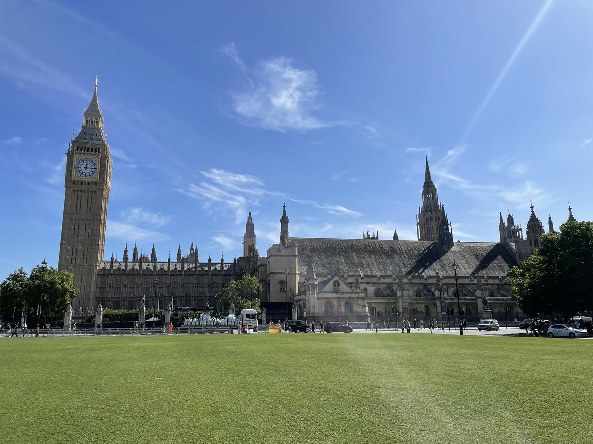 Cartwright_SM's tweet photo. Parliament Square a picture in warm (hot?) sunny weather. Make the most of it everyone 😎 I will soon be back in NZ where we are in Spring but heading to our Summer #visitLondon #extendedsummer #SummerVibes https://t.co/vUJ973kgJS