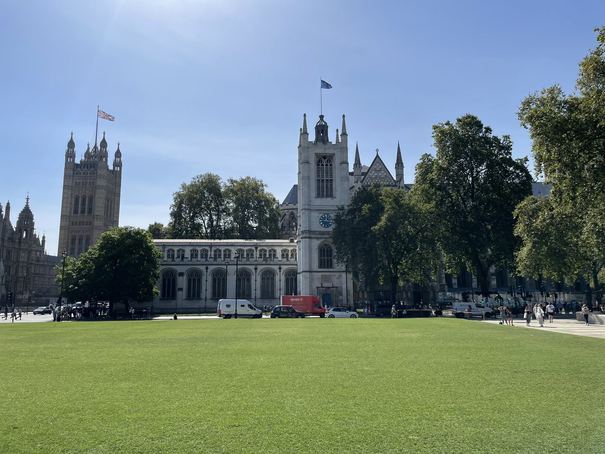 Cartwright_SM's tweet photo. Parliament Square a picture in warm (hot?) sunny weather. Make the most of it everyone 😎 I will soon be back in NZ where we are in Spring but heading to our Summer #visitLondon #extendedsummer #SummerVibes https://t.co/vUJ973kgJS