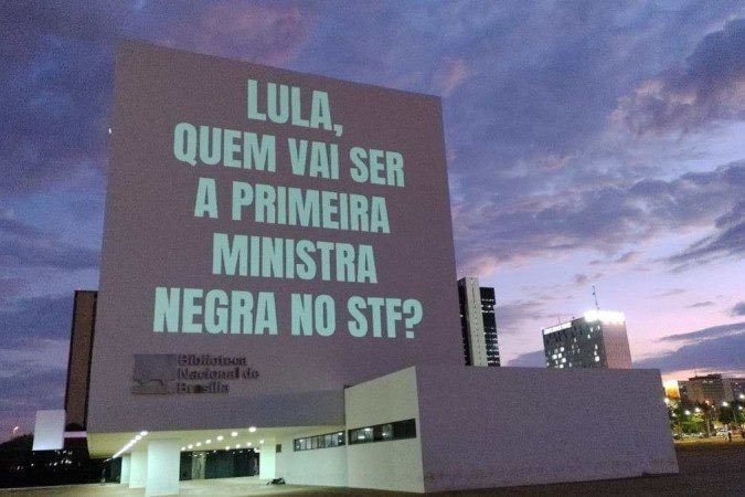 QUEREMOS UMA MINISTRA NEGRA NO STF!

Neste mês, o a Ministra Rosa Weber, do STF, se aposentará.

Rosa Weber é uma das 3 mulheres que já foram Ministras, e quem indica a próxima pessoa é o <a href="/LulaOficial/">Lula</a>.

E é CRUCIAL que tenhamos uma Ministra negra progressista. Vem entender 👇🏾

✊🏾