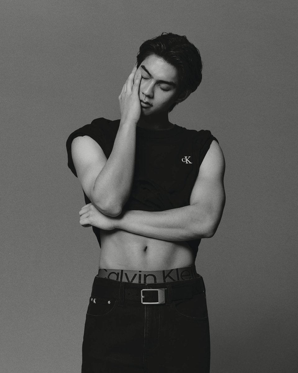 CalvinKlein's tweet photo. showing some skin >>

@bbrightvc wears 90s Straight Jeans. https://t.co/d6pB5WUB9i